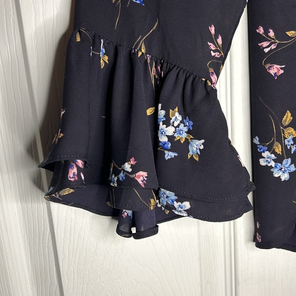 Premise Studio Women’s Size Medium Top w/ Bell Sleeve - Picture 2 of 5